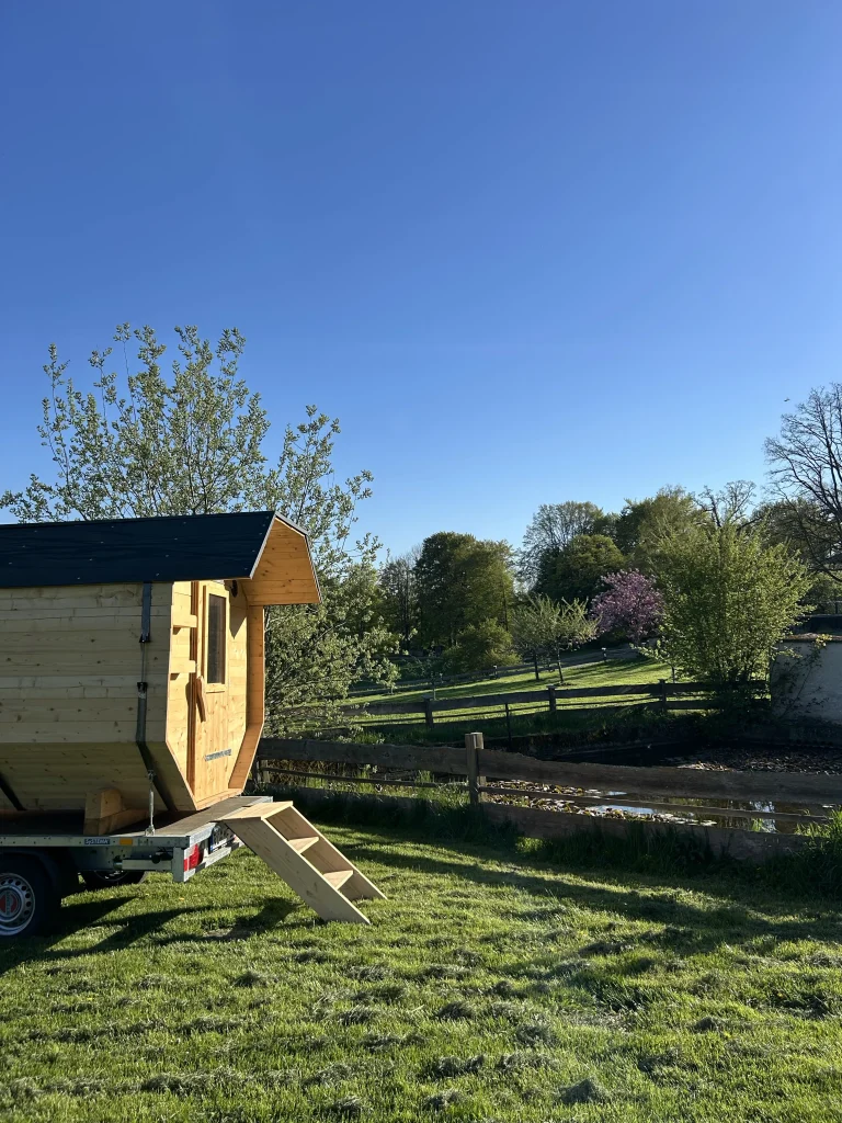Mobile Sauna auf Anhänger an einem See