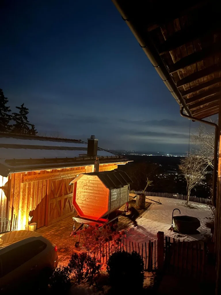 Mobile Sauna im Einsatz. Panoramabild der Sauna mit Blick auf das Mangfalltal