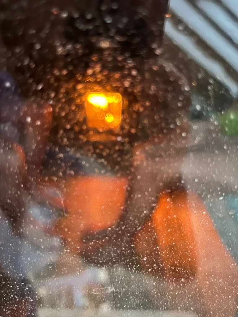 Aufguss in der Fasssauna durchs Fenster