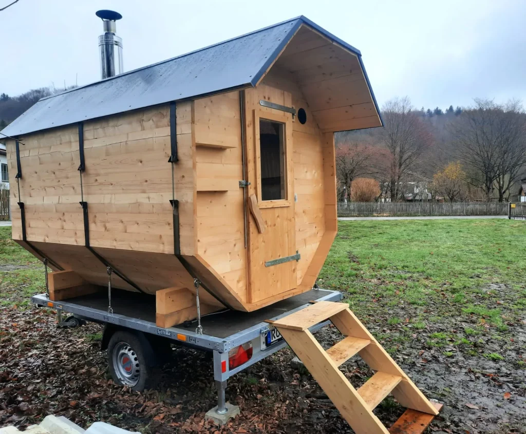 Mobile Fasssauna unterwegs bei Kunden im Garten