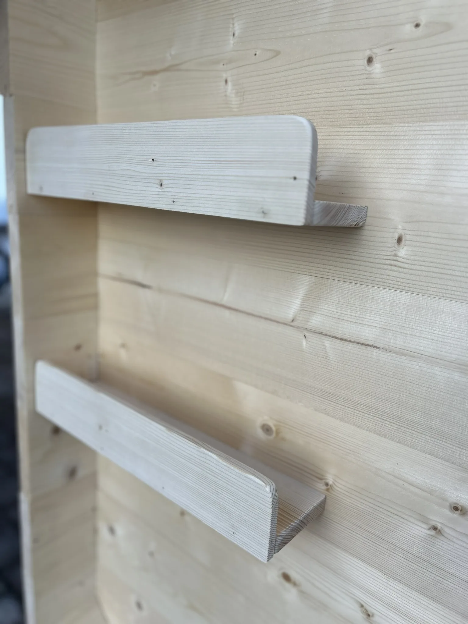 Ablagefläche aus Holz am Eingang der mobilen Fasssauna